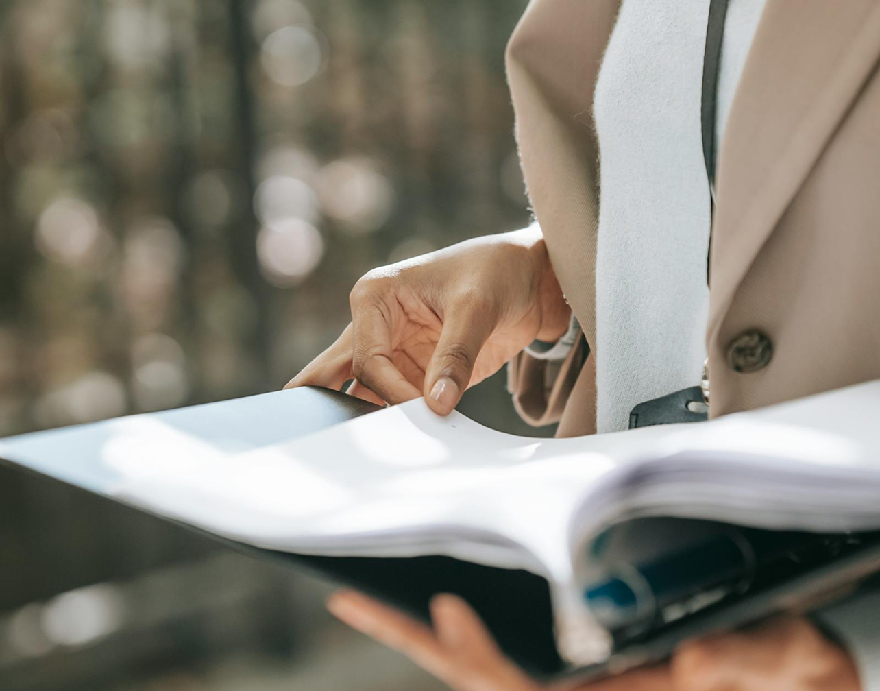 Persona realizando tasación online de una propiedad